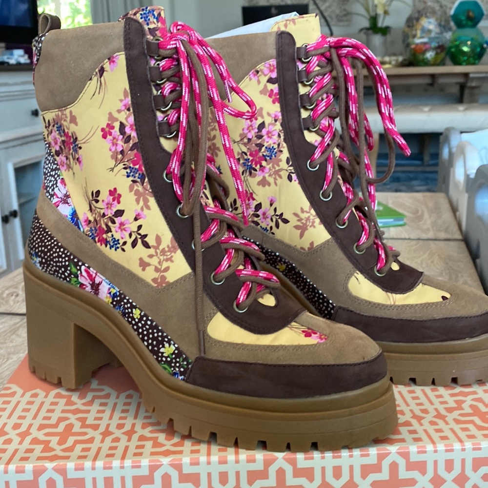 Gianni Bini size 12 women’s boot never worn